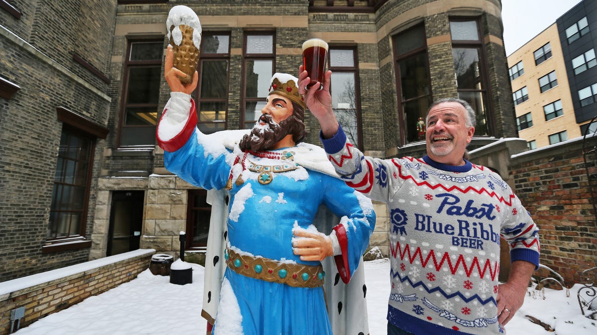 Jim Haertel raising a Pabst Blue Ribbon beside the King Gambrinus statue